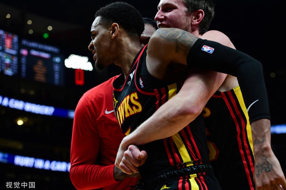 足球比赛中 足球比赛中